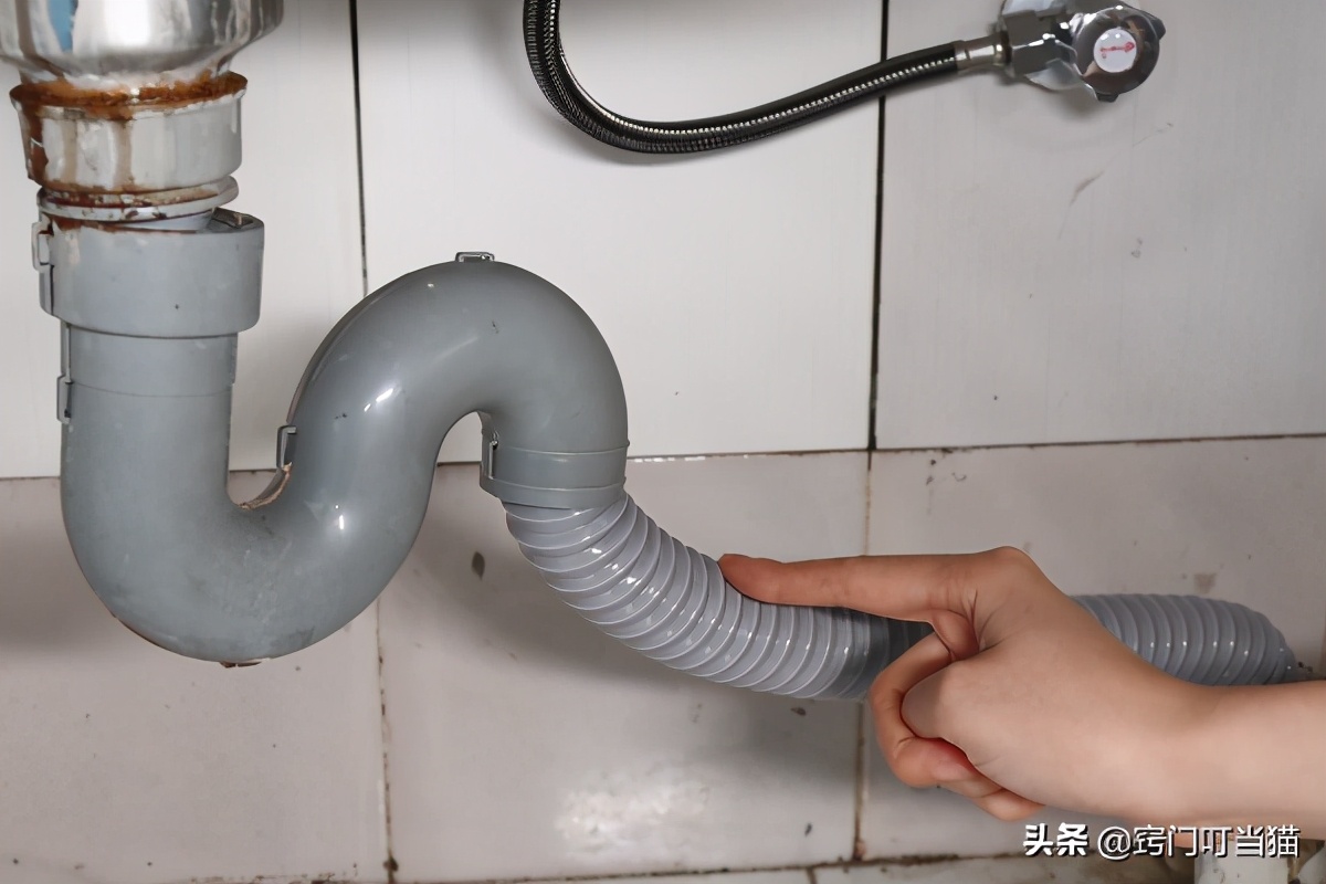 解决下水道堵塞和异味问题：只需一个塑料袋，实用技巧大揭秘