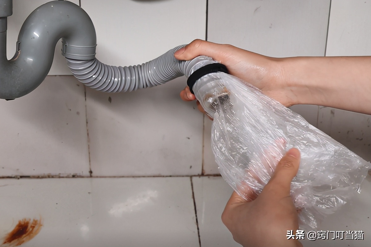 解决下水道堵塞和异味问题：只需一个塑料袋，实用技巧大揭秘