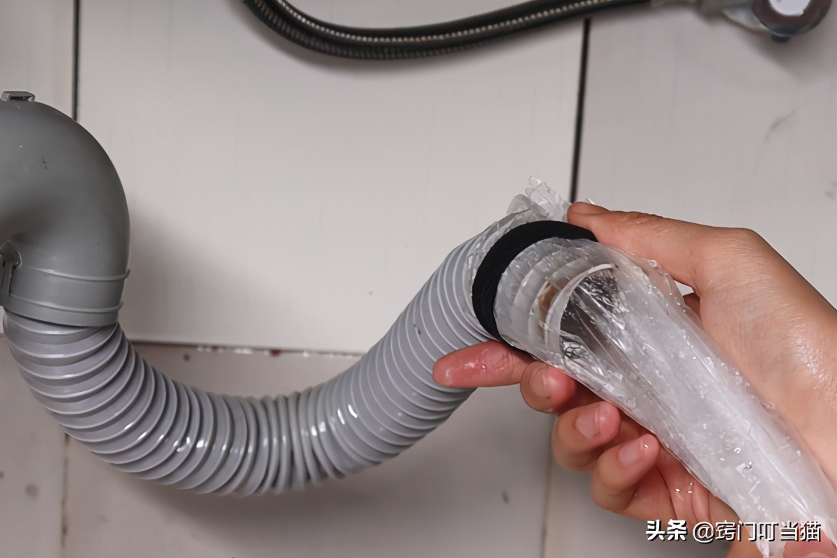 解决下水道堵塞和异味问题：只需一个塑料袋，实用技巧大揭秘