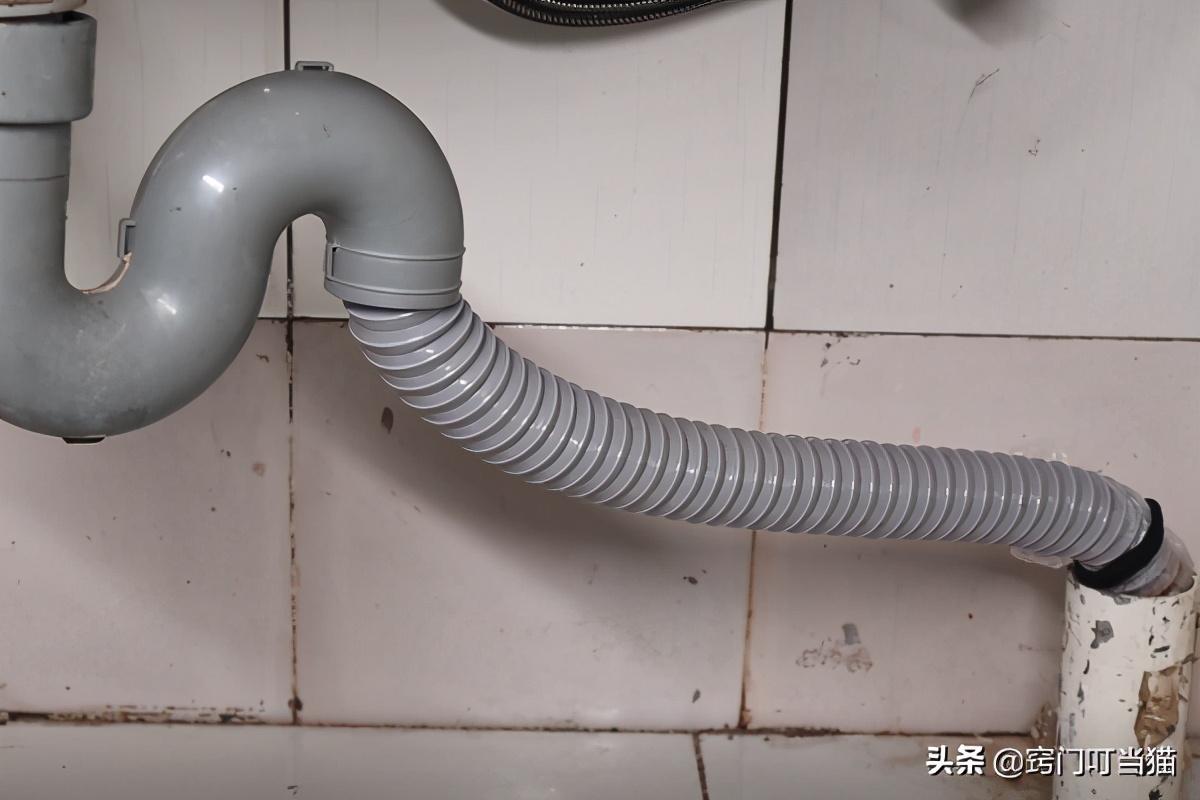 解决下水道堵塞和异味问题：只需一个塑料袋，实用技巧大揭秘