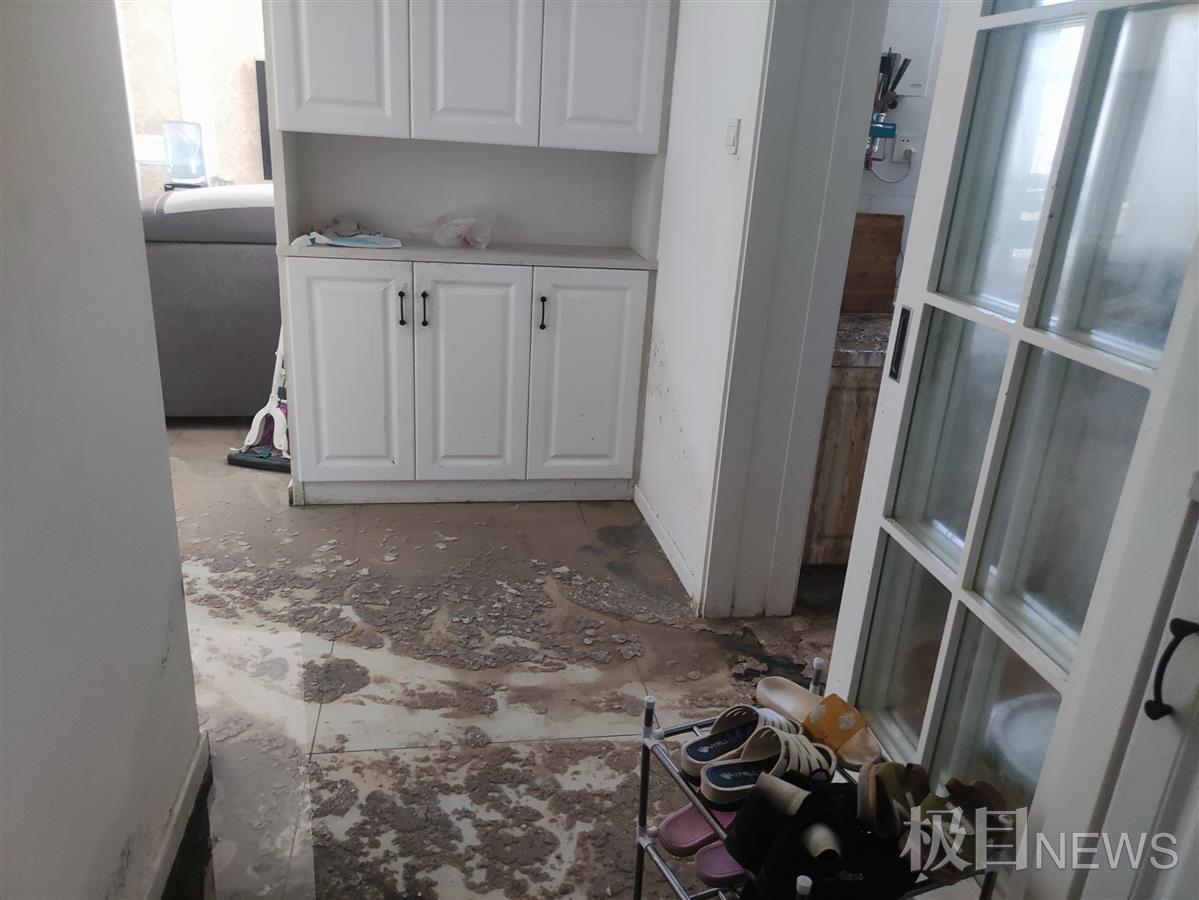 3楼住户家中污水深达10厘米，下水管道堵塞引发严重问题