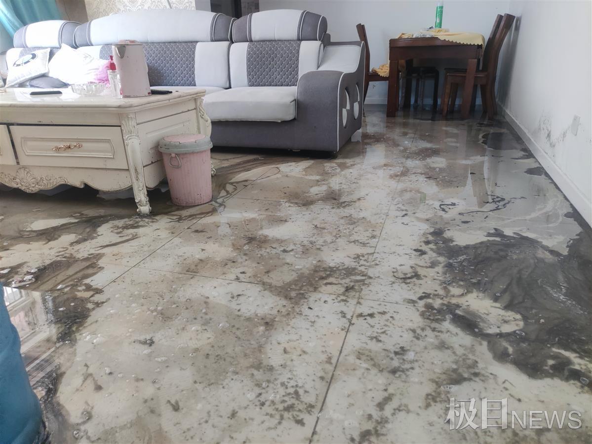 3楼住户家中污水深达10厘米，下水管道堵塞引发严重问题