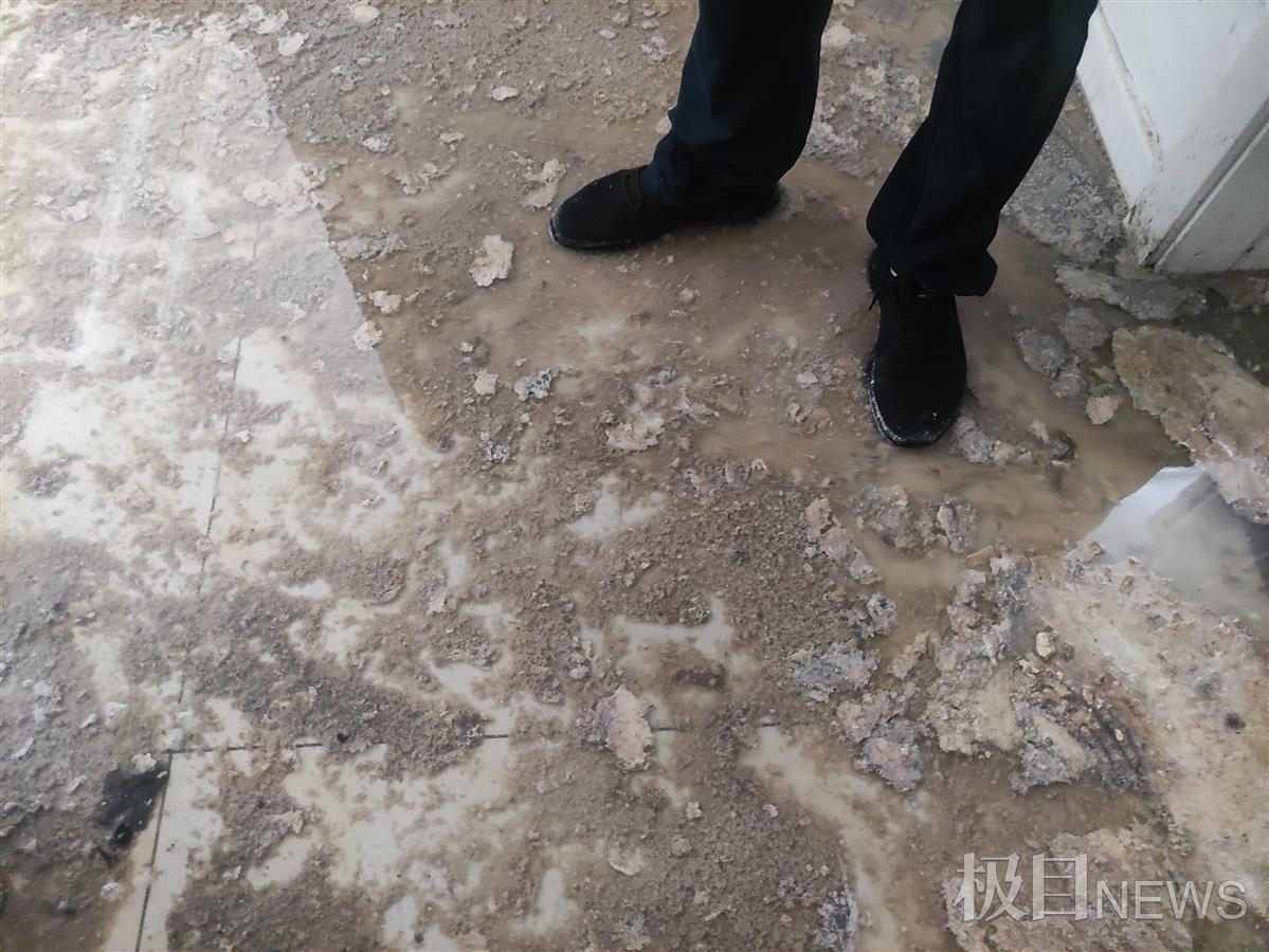 3楼住户家中污水深达10厘米，下水管道堵塞引发严重问题