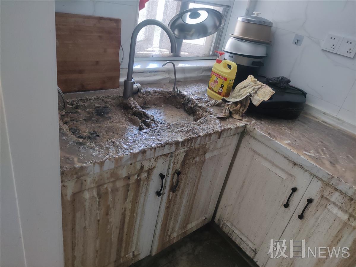 3楼住户家中污水深达10厘米，下水管道堵塞引发严重问题
