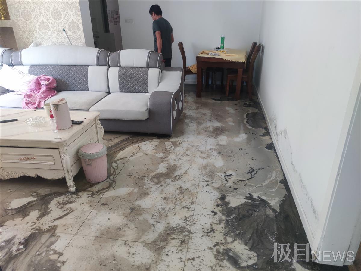 3楼住户家中污水深达10厘米，下水管道堵塞引发严重问题