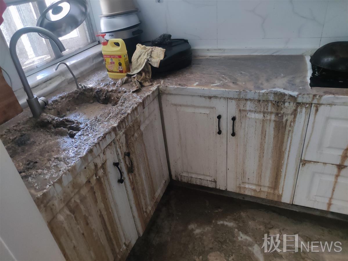 3楼住户家中污水深达10厘米，下水管道堵塞引发严重问题