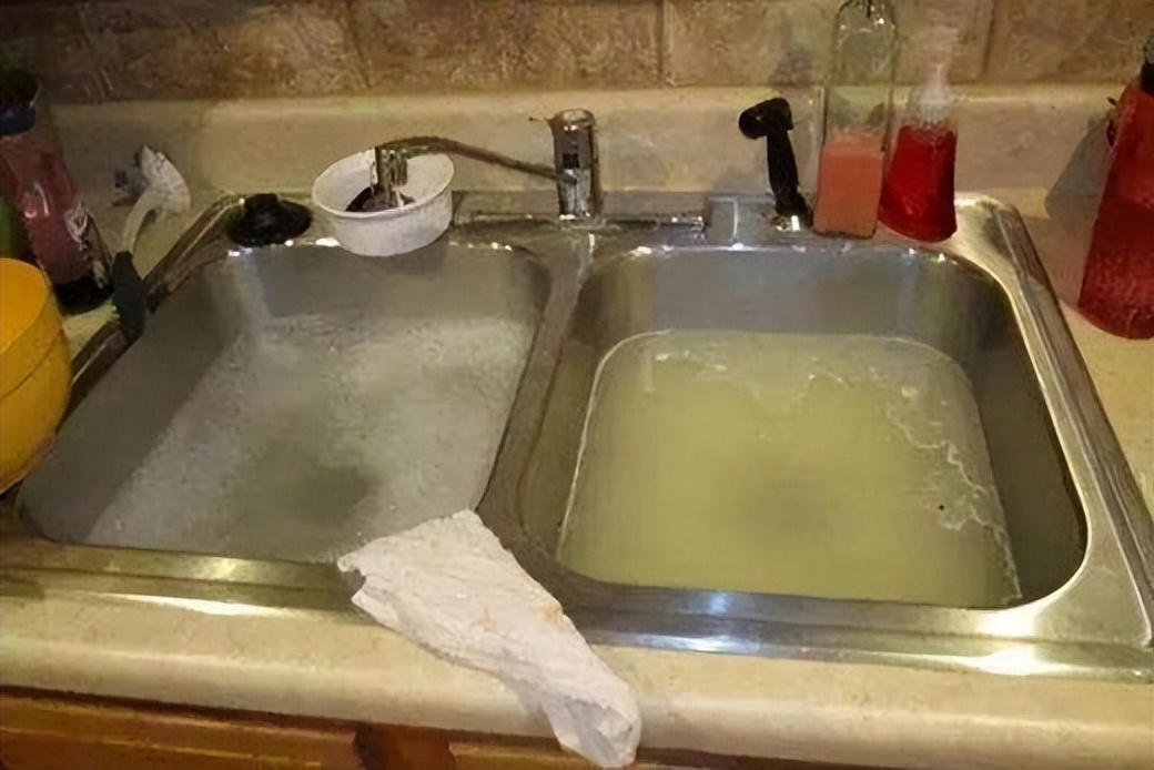下水道堵塞怎么办？教你一招快速疏通并消除异味的实用小妙招