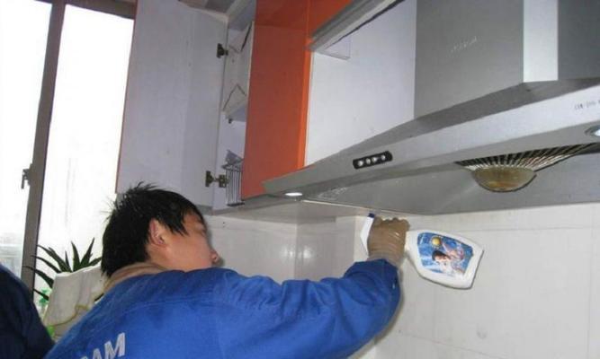 快速有效清洗抽油烟机底部小孔的技巧与方法，彻底解决积油问题