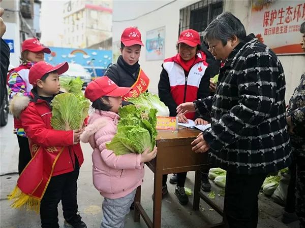 襄阳人用爱心和暖意点亮春节，传递人间温情